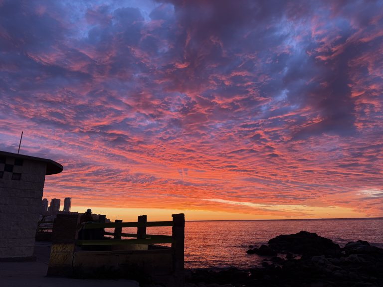 PLAYA NEGRA, CIELOS COLORIDOS. 1
